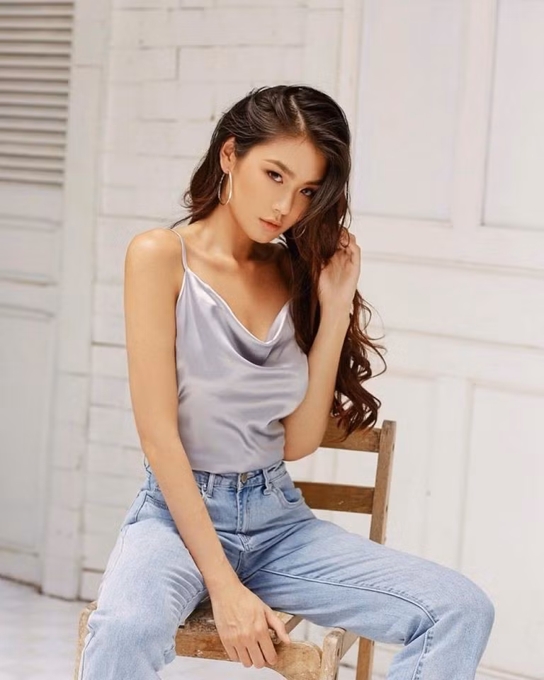 Không kém cạnh gì bạn mình, rich kid Thảo Nhi Lê cũng được biết đến với danh xưng "tiểu thư con nhà giàu Việt" cùng phong cách thời trang rất sang chảnh và thời thượng.