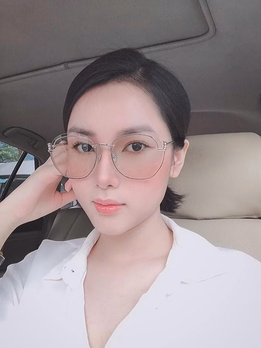 Nữ MC có phong cách thời trang khá trưởng thành và đơn giản.