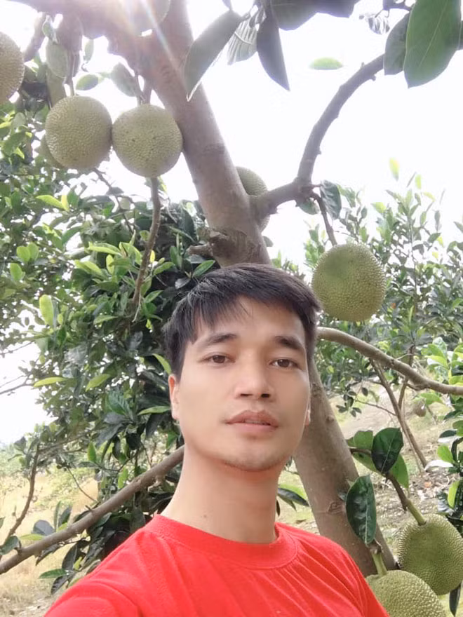 Được biết, "hiện tượng mạng" này đã về quê trồng ổi, lấy vợ, sinh con.