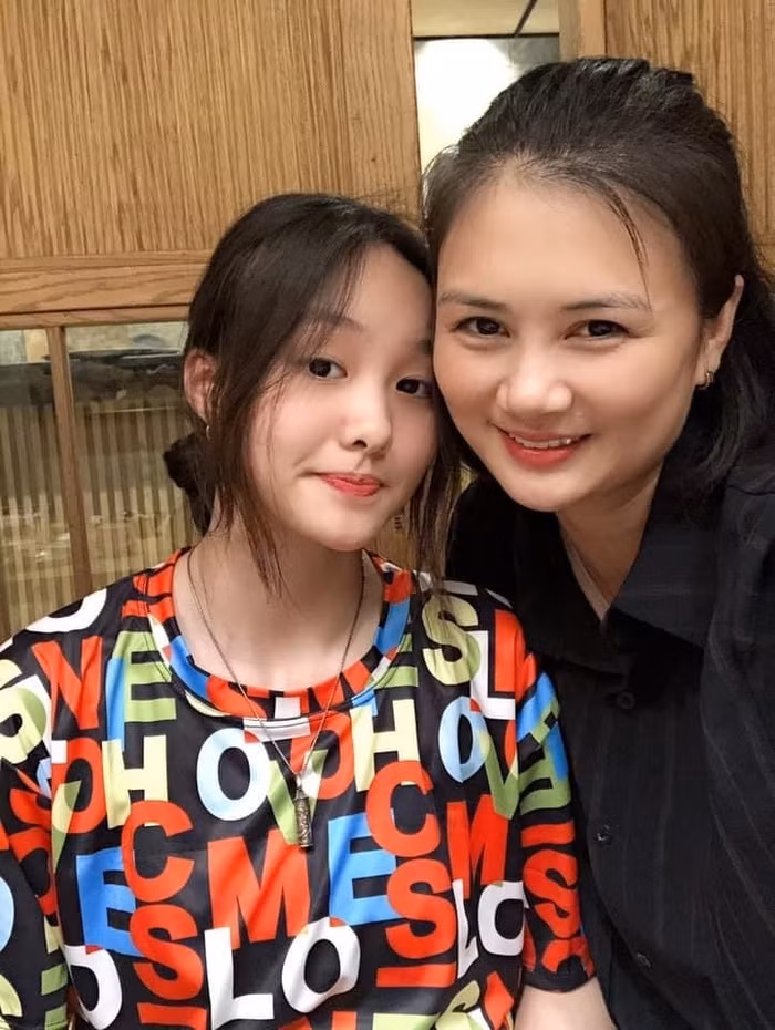 Chỉ mới 12 tuổi nhưng Huệ Anh đã gây ấn tượng với ngoại hình xinh đẹp cùng thành tích học tập ấn tượng.