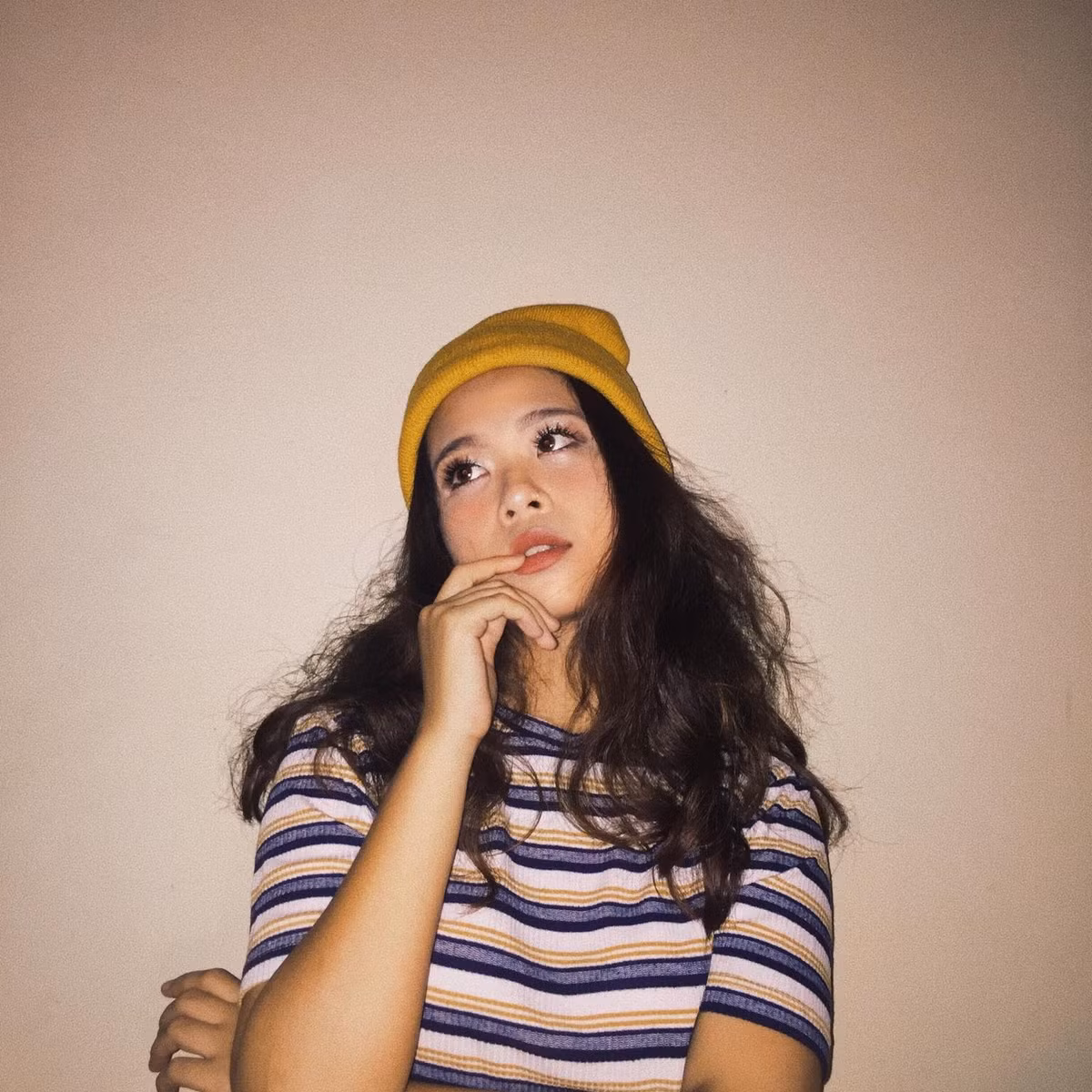 Dù là một rapper, thế nhưng Tlinh đôi lúc cũng dịu dàng, nữ tính.