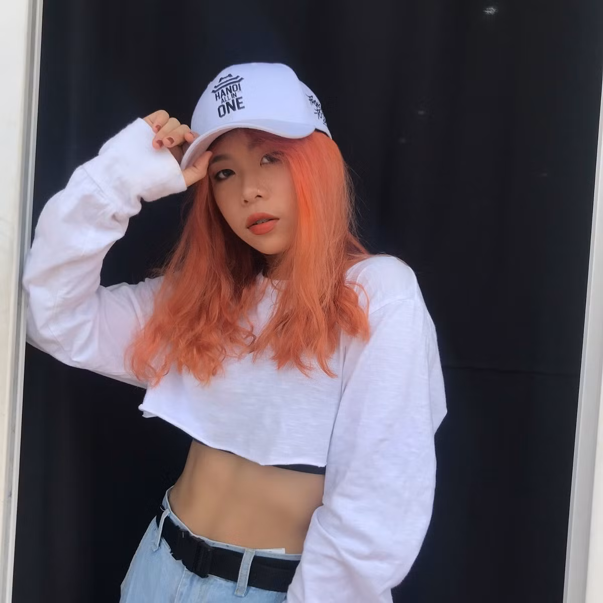 Điểm nhấn cho phong cách của nữ rapper chính là mái tóc màu mè nổi bật.