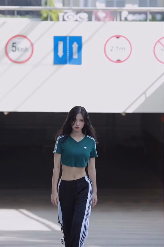 Hot girl tiêu biểu của thế hệ 10X này nhanh chóng lọt vào tầm mắt của cộng đồng mạng, thậm chí còn được đưa tin trên các trang báo nước ngoài như Star Entertainment hay Now News,… và được ưu ái nhắc đến với tên gọi “nữ thần thế hệ mới”.