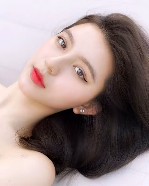 Điểm ấn tượng nhất trên gương mặt của Bâu chính là sống mũi cao và thon khiến góc nghiêng của cô bạn cực kì ăn ảnh.