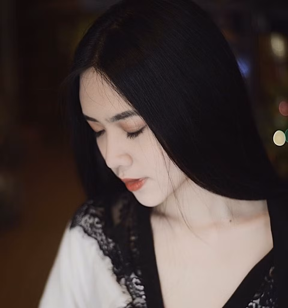Ánh My sở hữu vóc dáng thon gọn, góc nghiêng sắc sảo, và đặc biệt là mái tóc đen dài rất cuốn hút.