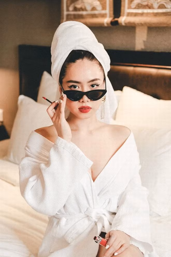 Hiện tại, cô gái 27 tuổi đang phát triển một shop thời trang dành cho phái nữ. Trên kênh về làm đẹp của riêng mình, Mina thu hút 115.000 người đăng ký theo dõi, đạt nút Bạc Youtube với mỗi video có hàng trăm nghìn người xem.