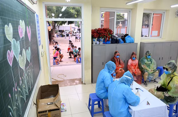 Gia đình 4 thành viên này trang bị rất đầy đủ đồ bảo hộ như khẩu trang, áo mưa giấy, găng tay y tế và cả kính mắt. Ảnh: Nam Khánh
