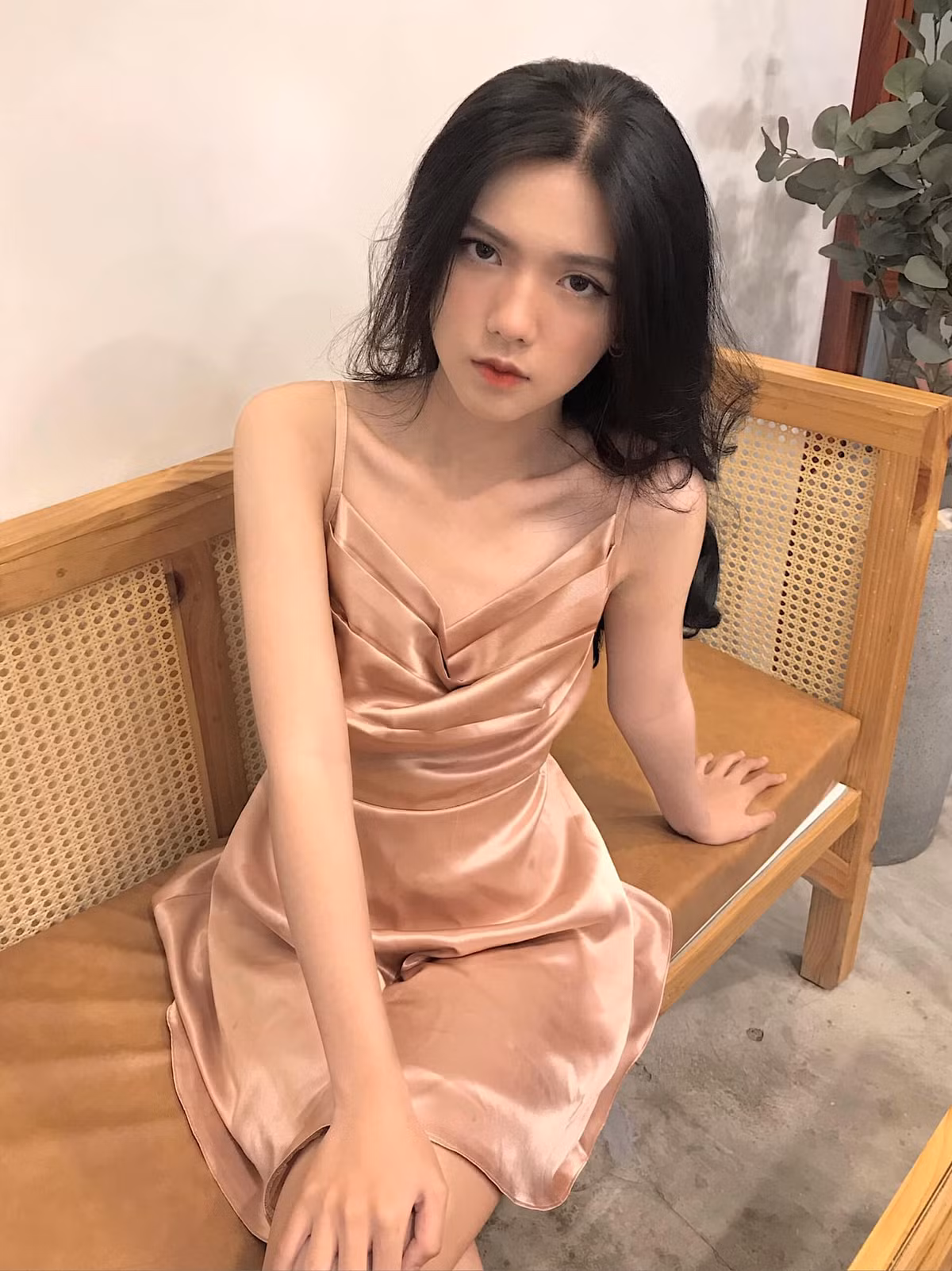 Dù không mấy biểu cảm khi chụp ảnh nhưng hot girl tên Hồng Khanh vẫn hút ngàn fans cả nam và nữ.