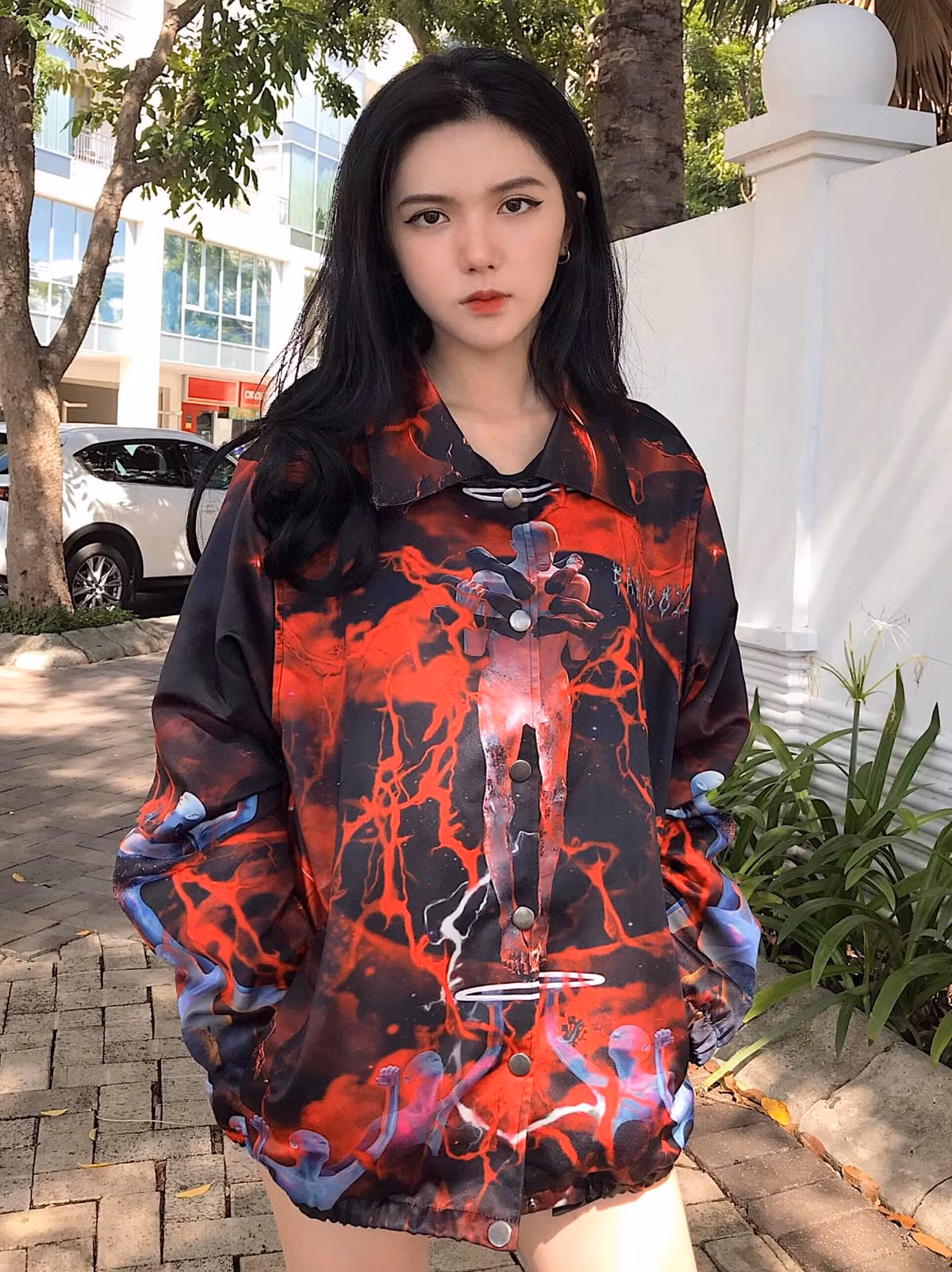 Hot girl 2K có chiếc mũi cao, viền môi hình trái tim, mắt hai mí rõ ràng và cặp lông mày rậm.