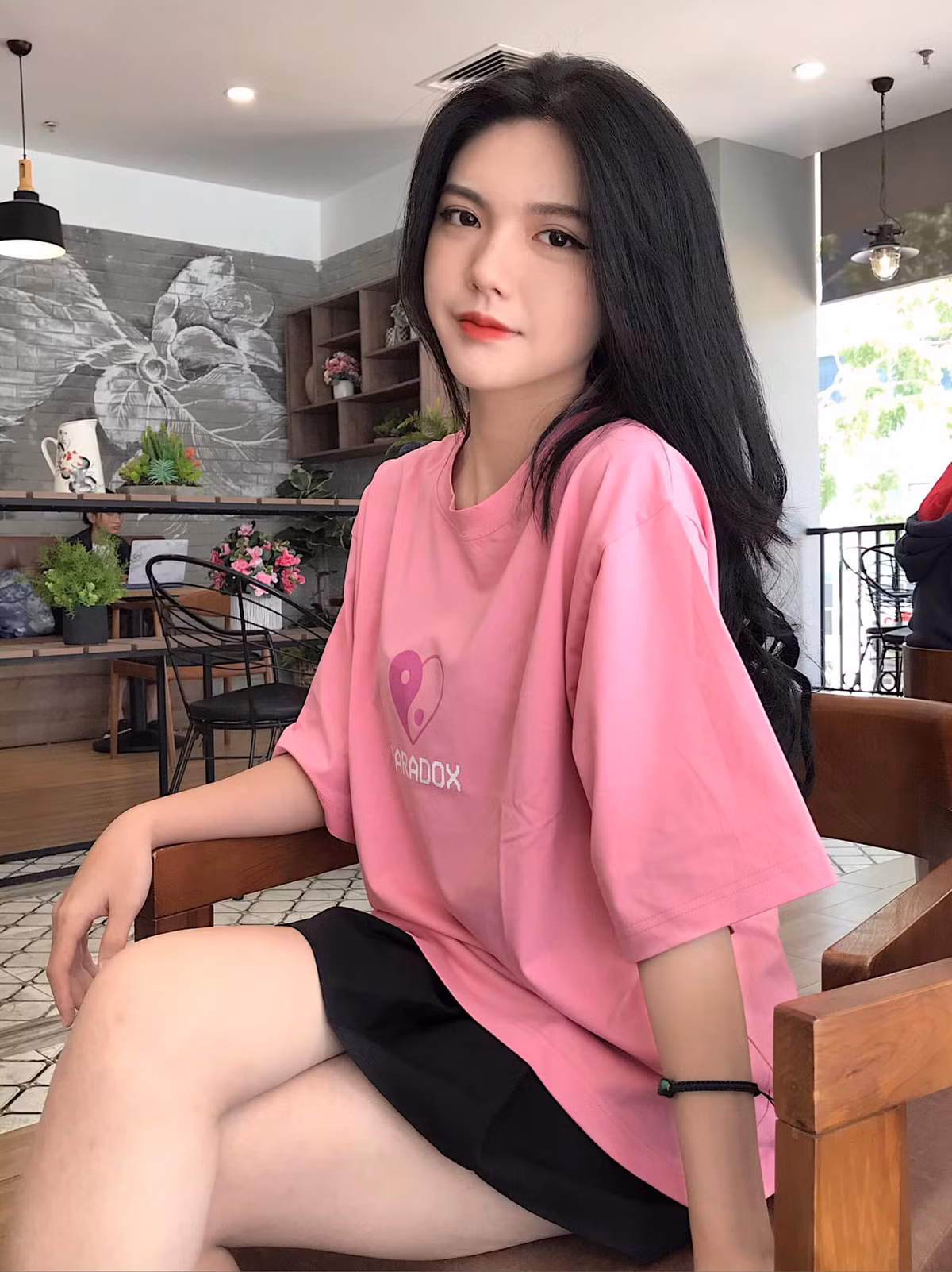 Nổi tiếng trên mạng xã hội nên Hồng Khanh vướng phải không ít lời đồn xấu khi bị cho rằng nhan sắc hiện tại có sự tác động của "dao kéo".
