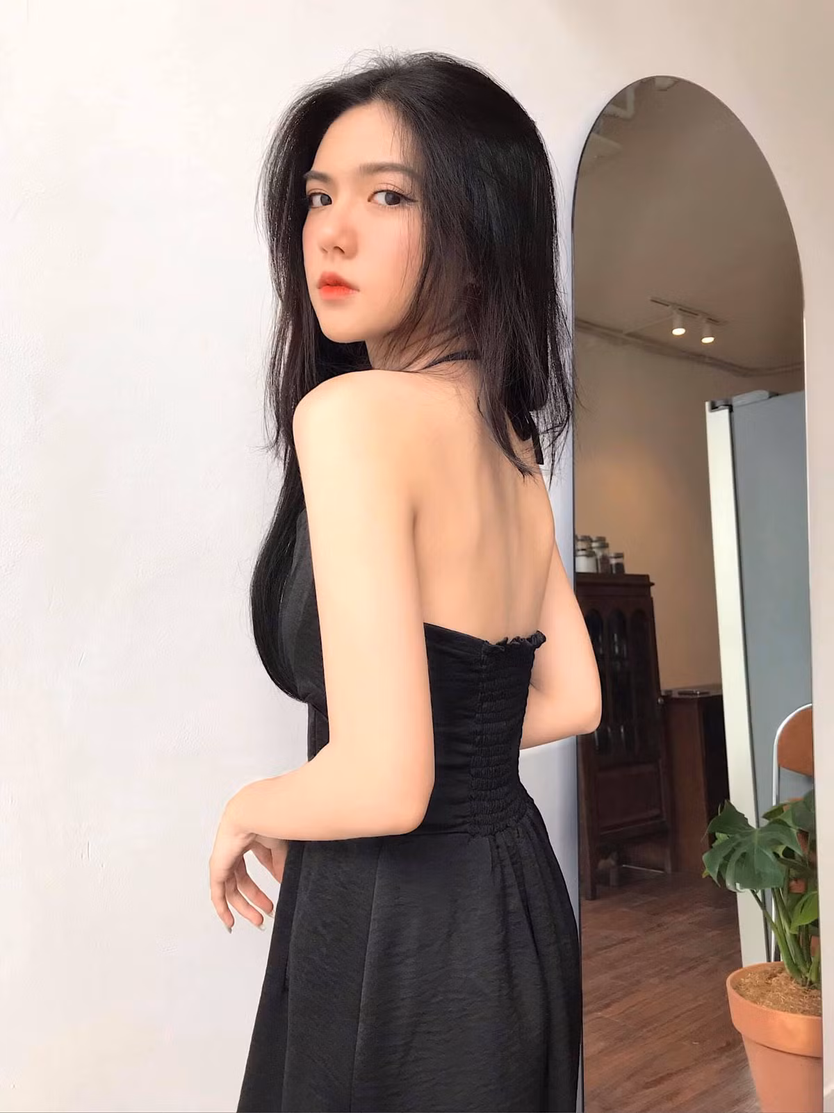 Gương mặt của Hồng Khanh gần như không có góc chết.