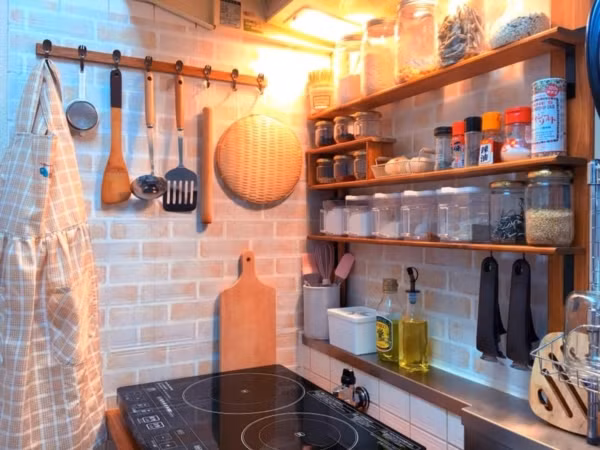 Cô nàng đã rất tỉ mỉ thay đổi từng phần nhỏ trong căn nhà bằng những món đồ handmade thay vì ra cửa hàng gia dụng, chấp nhận bỏ ra số tiền lớn. Mời quý độc giả đón xem thêm video Cận cảnh căn hộ 10m2 “đẹp nức tiếng” Thủ đô - Nguồn: KÊNH VTC1