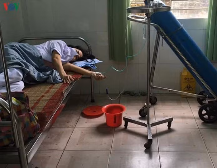 Hình ảnh một nhân viên trạm y tế phường ở Đà Nẵng do làm việc quá sức, phải thở oxy cho thấy phần nào sự vất vả của những người tuyến đầu chống dịch COVID-19.