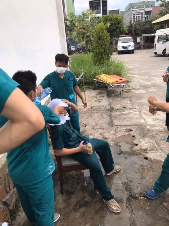 Mới đây, những hình ảnh được lan truyền rộng khắp trên MXH về các bác sĩ tại Trung tâm Cấp cứu 115 Đà Nẵng đã khiến nhiều người không khỏi nghẹn lòng.