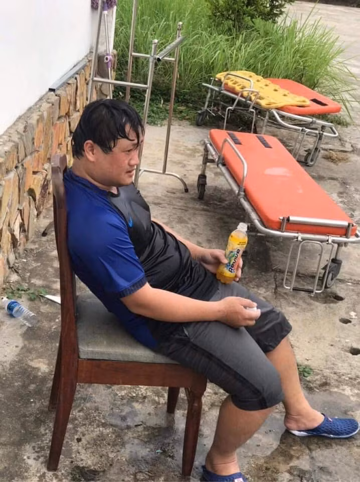 Vì phải mặc đồ bảo hộ cả ngày trong thời tiết nắng nóng nên nhiều y, bác sĩ rất mệt mỏi và gần như kiệt sức.