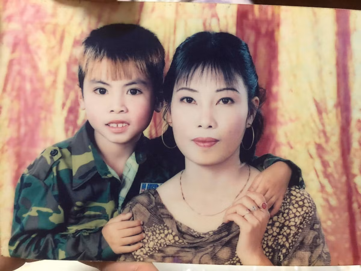 Lộ ảnh 18 năm trước, "hoàng tử" Phạm Đức Huy khiến fan cười ngất Lo anh 18 nam truoc,