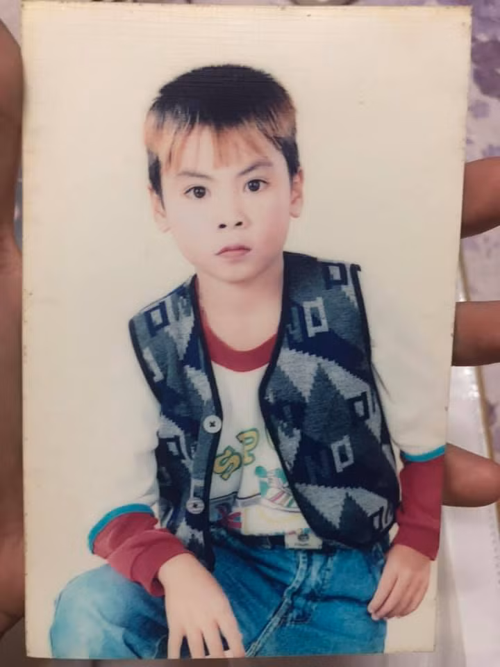 Chẳng cần phải biểu cảm gì nhiều, gương mặt của chàng cầu thủ lúc mới tí tuổi vẫn mang đậm tính giải trí. Đặc biệt, mái tóc 'chất chơi' cùng hai chiếc răng cửa có phần hơi 'thưa thớt' được coi là điểm nhấn của bức ảnh, khiến fan được phen 'cười té ghế'.