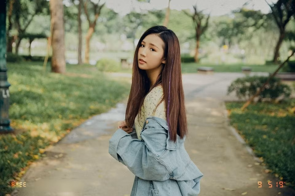 Amee sở hữu một gương mặt xinh đẹp, trong sáng với sống mũi cao, khuôn miệng duyên dáng và nước da trắng hồng rạng rỡ.