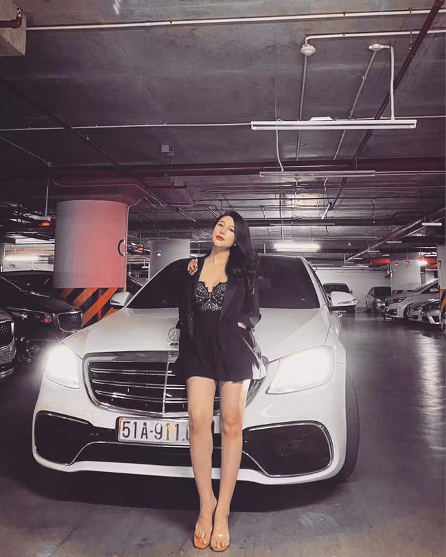 Vân Navy (sinh năm 1990) là hot girl Hà thành đình đám được biết đến nhiều với vai diễn "phù thủy" trong series sitcom "5S Online" và "Nhật ký Vàng Anh 2".