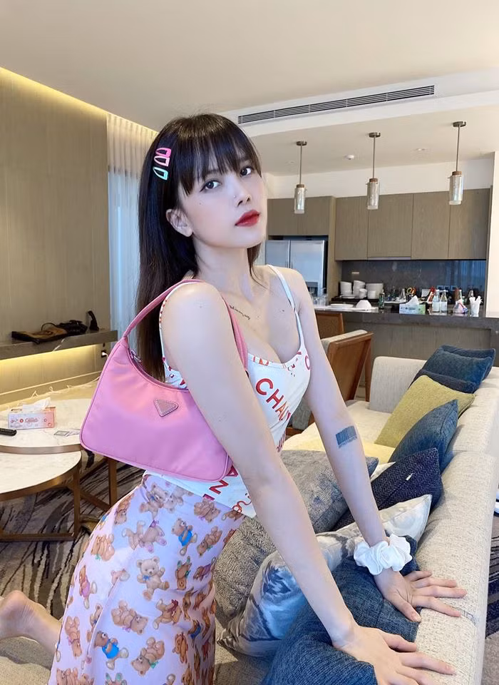 Sở hữu gương mặt xinh xắn sang chảnh cùng vóc dáng gợi cảm, Thiều Bảo Trâm luôn tận dụng lợi thế để phô diễn vóc dáng của mình.