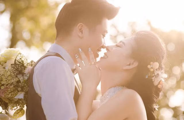 Váy cưới cô dâu lúc đó cũng được thiết kế riêng và giá trị lên đến 300 triệu đồng. Đây được xem là đám cưới xa hoa nhất nhì Thái Nguyên tính đến thời điểm này.