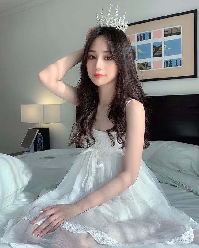 Theo như cô nàng tiết lộ, lúc mới tham gia làm mẫu ảnh Jani đã có thể kiếm được 30 triệu/tháng. Khi chuyển sang Philippines làm idol livestream, tuy chi phí có đắt đỏ hơn nhưng bù lại, thu nhập của cô nàng bất ngờ tăng lên đáng kể.