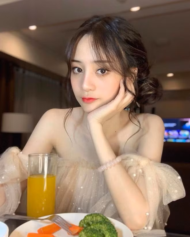 Được mệnh danh là "Thần tiên tỷ tỷ của Việt Nam", cô nàng khiến không ít các chàng trai tuyên bố "đổ" ngay từ cái nhìn đầu tiên.