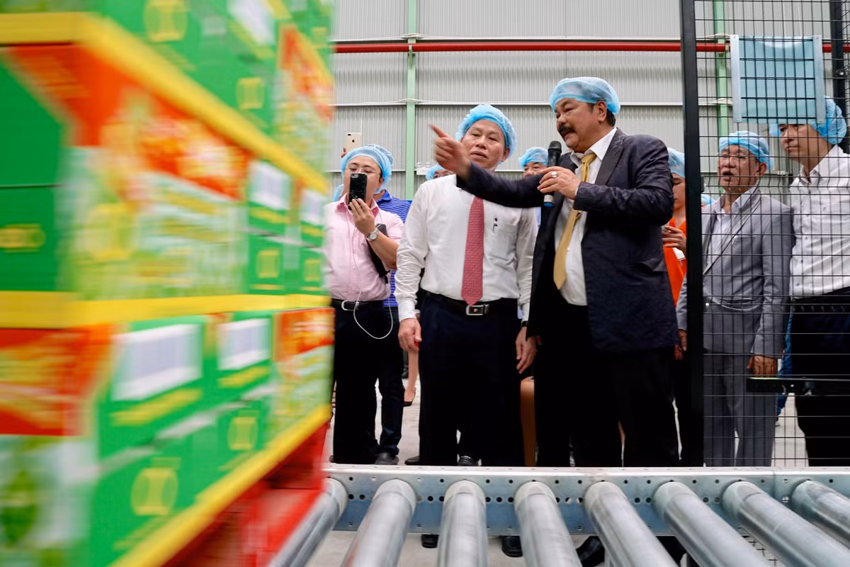 Các khách mời tham quan hệ thống dây chuyền công nghệ khép kín vô trùng Aseptic tại nhà máy Number One Hậu Giang.