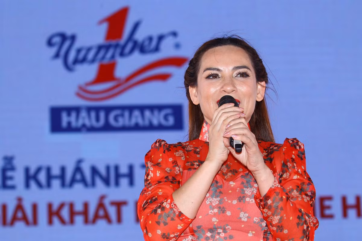 Sự kiện khánh thành Nhà máy Number One Hậu Giang còn có sự tham gia bất ngờ của nữ ca sĩ Phi Nhung.