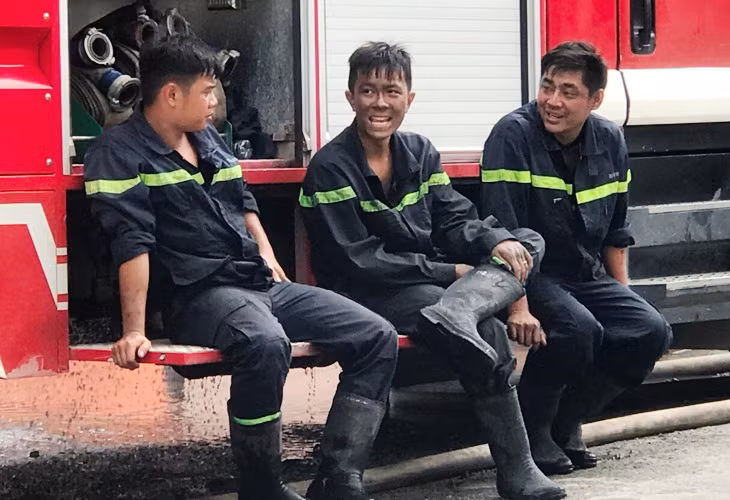 Các chiến sĩ Cảnh sát PCCC huyện Bình Chánh sau hơn 10 tiếng đồng hồ chiến đấu với giặc lửa.