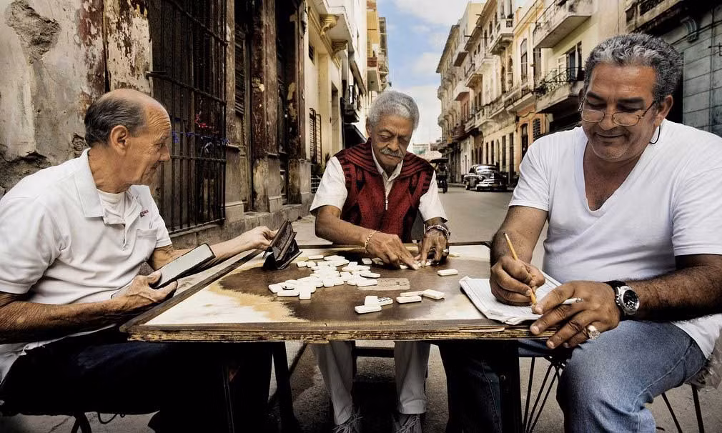 Trò chơi domino được nhiều người Cuba chơi, từ trên các con phố ở La Habana cho tới những vùng xa xôi nhất. Niềm đam mê của người Cuba với trò chơi này là thứ có lẽ không thay đổi trong những năm tiếp theo.