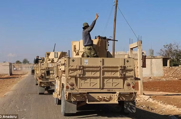 Đoàn xe quân sự của nhóm nổi dậy Syria FSA tiến vào Dabiq sau khi phiến quân IS bị đánh bật khỏi đây.