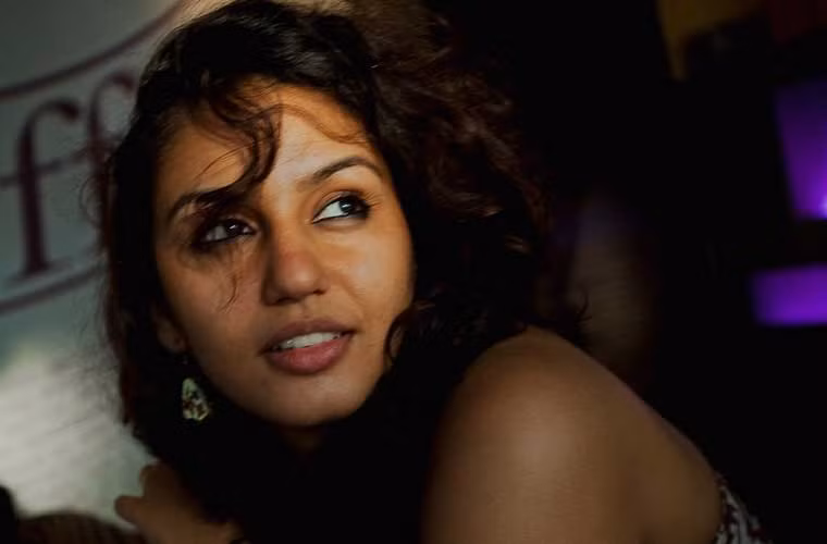Cô Huma Qureshi chụp ảnh tại quán cà phê Café Coffee Day trước khi ghi hình cho bộ phim đầu tay do đạo diễn Anurag Kashyap thực hiện.