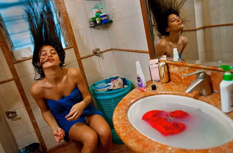 Người mẫu kiêm diễn viên Nargis Fakhri đang sửa soạn trang điểm trước khi rời nhà. Cô thường được trả 15.000 USD-20.000 USD cho mỗi lần đi sự kiện quảng bá.