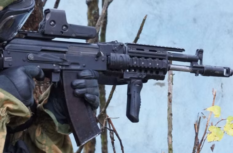 Biến thể AK-105 là một thiết kế rút gọn của AK-74M, về mặt thiết kế của biến thể này rất giống với AK-104. Súng sử dụng hộp tiếp đạn 5,45x39mm theo tiêu chuẩn của Liên Xô. Tầm bắn hiệu quả của biến thể này khoảng 500 mét.