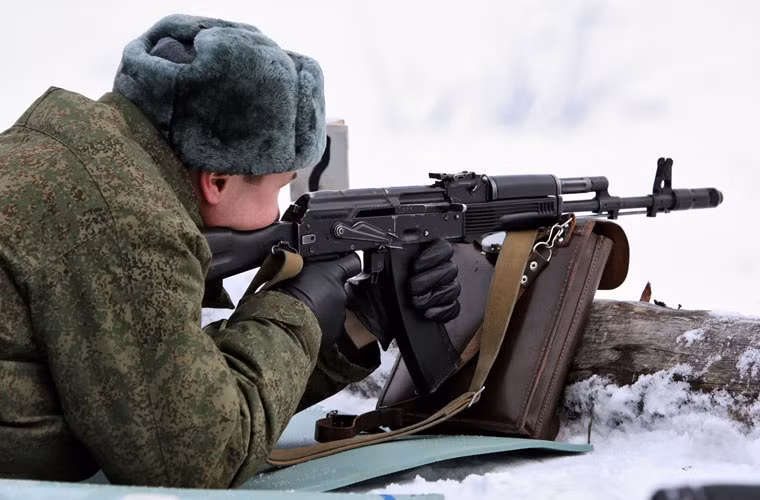 AK-100 series là loạt súng trường tiến công dùng nhiều cỡ đạn khác nhau phù hợp cho các nước theo chuẩn súng Liên Xô và cả NATO. Đây được xem nỗ lực của nước Nga nhằm phổ biến hơn nữa súng AK huyền thoại tới các quốc gia phương Tây. AK-100 series được phát triển trên cơ sở khẩu AK-74M (thế hệ xuất sắc của dòng AK) hoạt động theo nguyên tắc trích khí với bệ khóa nòng gắn khóa nòng xoay. Thanh chọn chế độ bắn cũng là khóa an toàn kiểm soát hoạt động của máy cò theo chế độ chọn. Máy cò có các chế độ bắn phát một, liên thanh hoặc chế độ điểm xạ 3 viên.