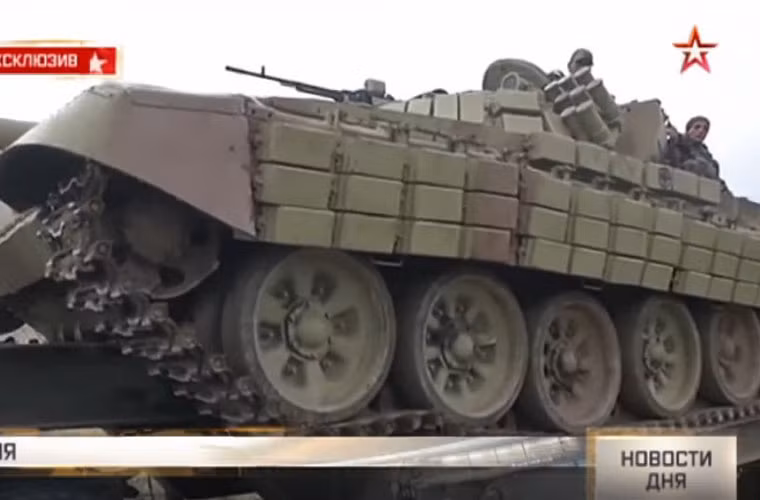 …trong khi đó giáp ERA trên T-72B có hơi hướng ốp song song với tháp pháo. Ảnh: Xe tăng T-72B được phát hiện tại Syria.