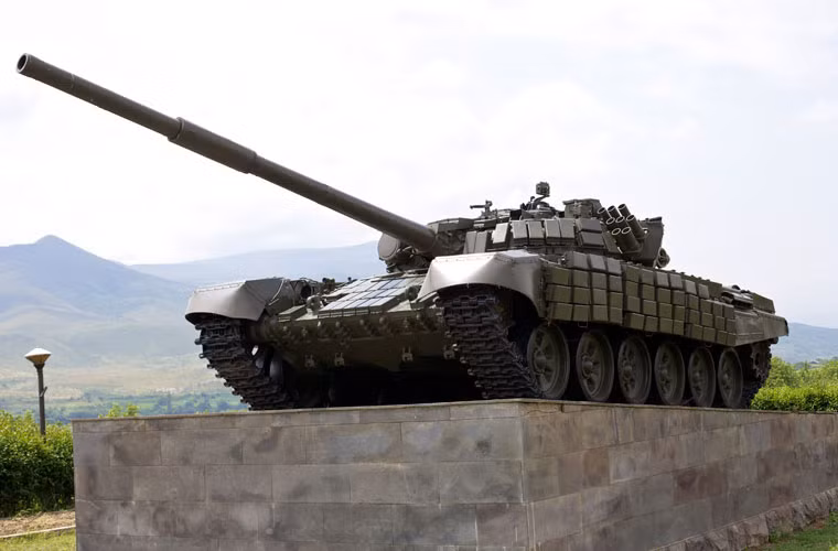 Hiện Quân đội Nga có khoảng 8.000 chiếc T-72 các thế hệ (gồm cả T-72B) nằm trong các kho dự trữ. Vì vậy, việc bàn giao số lượng lớn cho Quân đội Syria là không hề khó khăn.