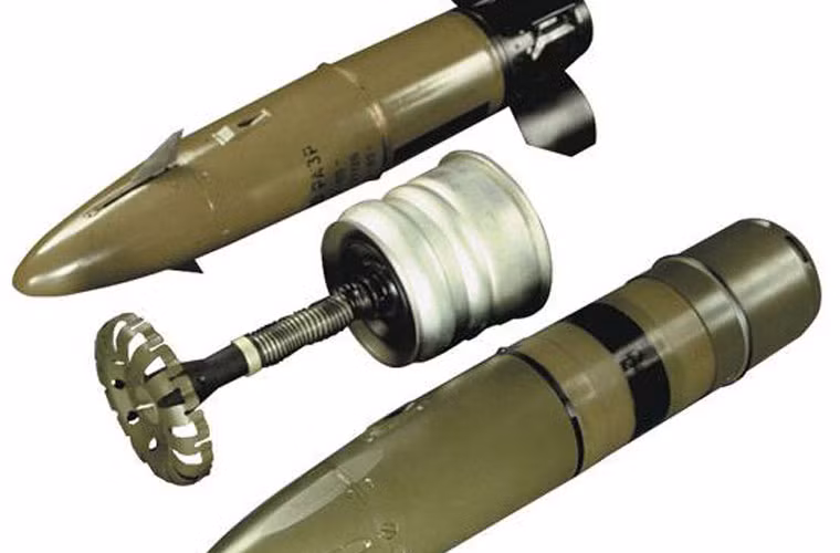 ...và đặc biệt là đạn tên lửa chống tăng 9M119 Svir có thể tiêu diệt xe tăng, trực thay bay thấp ở cự ly 4-5km, hệ dẫn đường laser.