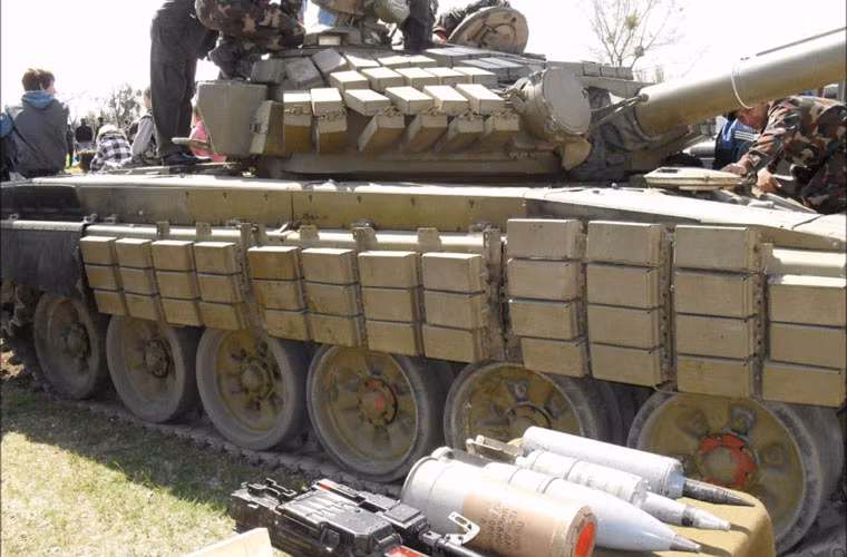 Tuy Quân đội Syria cũng sở hữu số lượng lớn xe tăng chủ lực T-72AV được trang bị giáp phản ứng nổ ERA. Tuy nhiên, phân tích ảnh bố trí gạch ERA trên tháp pháo chiếc xe tăng T-72 xuất hiện trong clip với T-72AV thì có sự khác biệt lớn. Cụ thể, T-72AV thì ERA bố trí theo hướng nghiêng góc với tháp pháo…