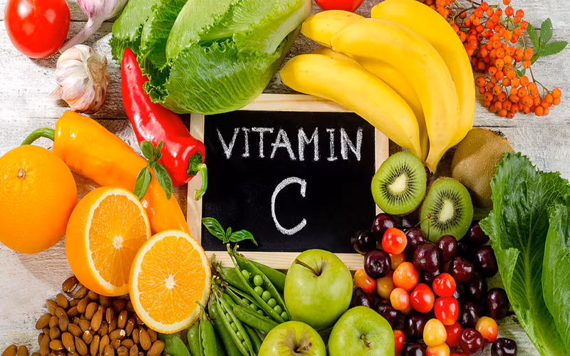 Vitamin C rất cần thiết để tăng sức đề kháng, miễn dịch và thúc đẩy quá trình hồi phục tế bào gan, giúp giảm các men gan. Bạn có thể tăng hấp thụ vitamin C bằng cách ăn cam quýt, bưởi... và tránh xa thức uống có đường.