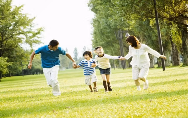 Sống trong môi trường tốt - Có thể các yếu tố trong gia đình bạn hoặc môi trường làm việc góp phần làm tăng men gan. Hãy thử và sử dụng các sản phẩm làm sạch tự nhiên, vì nhiều sản phẩm làm sạch tổng hợp có chứa các độc tố có thể ảnh hưởng đến gan của bạn.