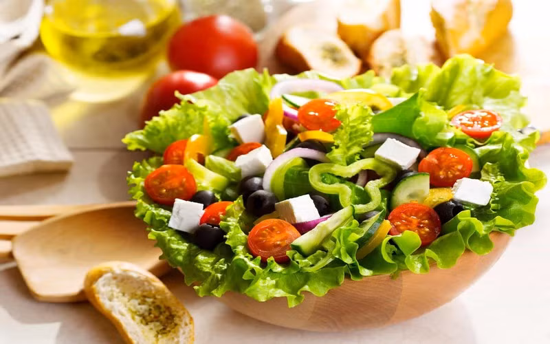 Ăn thực phẩm giàu chất xơ là một cách tuyệt vời để giúp cơ thể bạn phá vỡ cholesterol và kiểm soát tốt men gan. Những thực phẩm này cũng sẽ giúp làm tăng lượng mật do gan sản sinh, có thể giúp phá vỡ chất béo. Bạn có thể tăng các thực phẩm giàu chất xơ như yến mạch, đậu, quả mọng, quả hạch trong khẩu phần ăn.