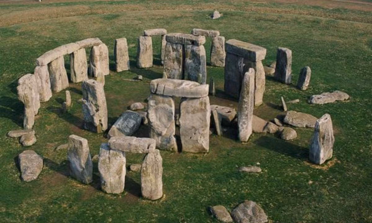 6. Vòng tròn đá Stonehenge – Anh Quốc: các nhà khảo cổ học tin rằng, Stonehenge đã được tạo dựng từ năm 2.500 TCN. Tuy nhiên, một giả thuyết đề xuất gần đây đã nói rằng di tích khảo cổ học kỳ thú này chưa từng có trước đó cho mãi đến năm 2.400 TCN – 2.200 TCN.