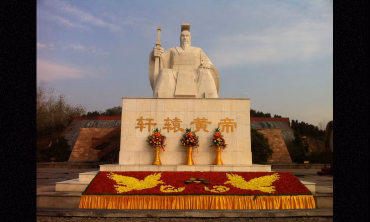 Một số người cho rằng nhân vật Hoàng Đế thật ra là một vị thần, đã đến Trung Quốc cổ đại cách đây 5.000 năm và trị vì những người dân sống trong khu vực đó. Dù đúng hay sai, không thể phủ nhận Hoàng Đế là một nhân vật rất quan trọng các truyền thuyết và lịch sử của người Trung Quốc. (Nguồn: SOHU)