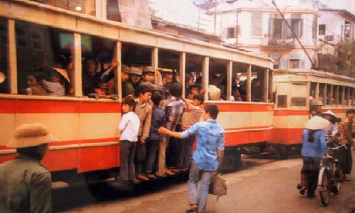 Sau Tết, mọi người bắt đầu trở lại với công việc của mình. Với mỗi người làm ăn xa, giây phút ấm áp được trở về đoàn tụ bên gia đình những ngày Tết tuy ngắn ngủi nhưng sẽ là động lực giúp họ cố gắng làm việc trong suốt năm tới.