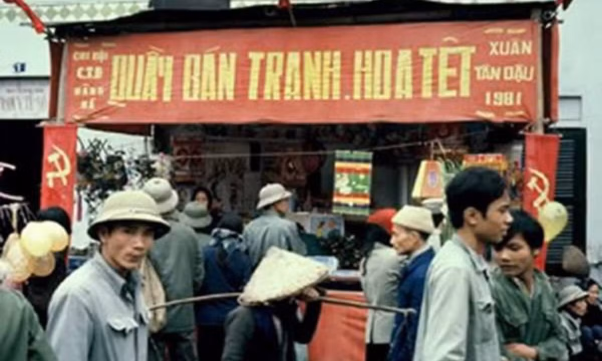 Ảnh phục dựng về quầy bán tranh, hoa Tết thời kỳ ấy!
