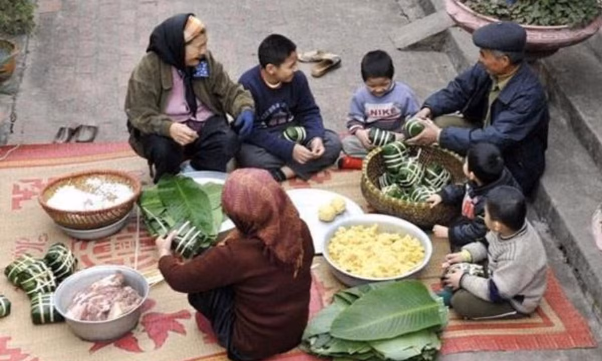 Cả gia đình nô nức làm bánh chưng đón Tết khiến dân mạng nhớ Tết xưa đến nao lòng. 
