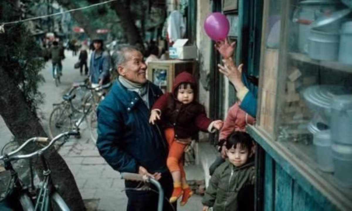 Người già, trẻ nhỏ nô nức đón Tết sang.