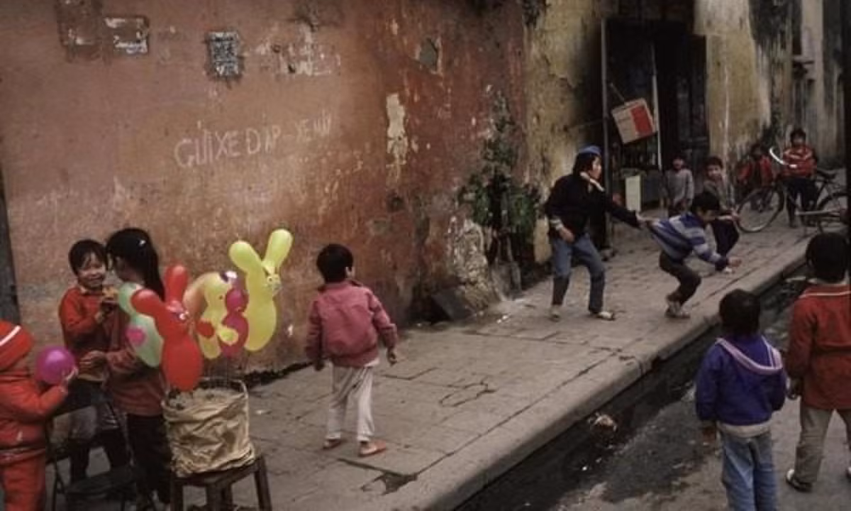 Trẻ em háo hức đón Tết.